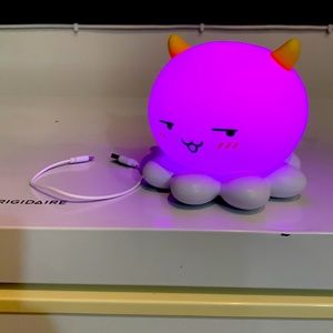 Cute cat light up. Also changes colours comes with a charging cord